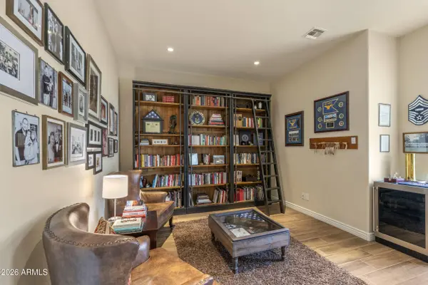 909 W SPUR Drive, Phoenix, AZ 85085