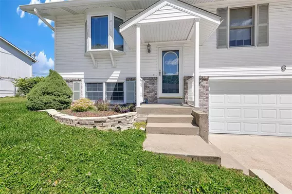 6 E Crestview DR, O'fallon, MO 63366