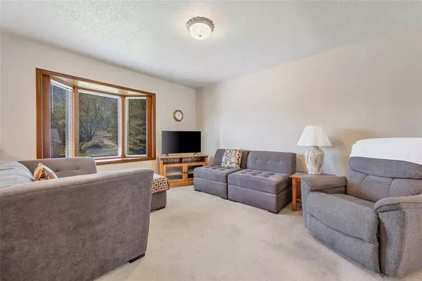 6 E Crestview DR, O'fallon, MO 63366