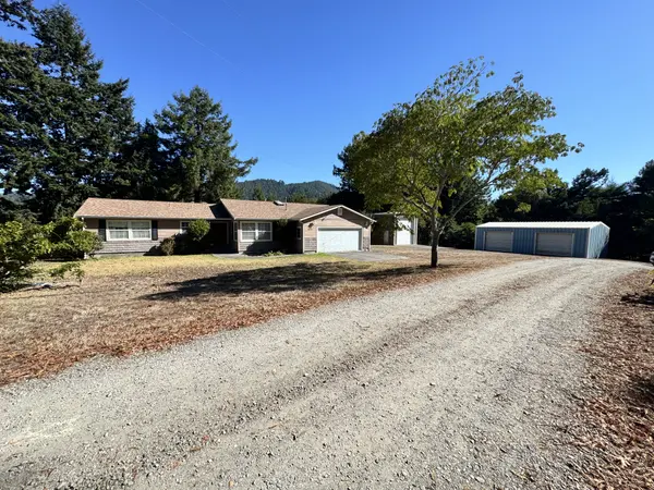 55 Redwood Ln, Rio Dell, CA 95562-0016