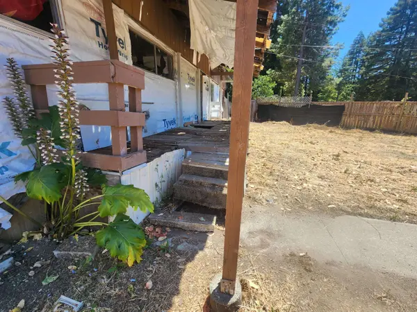 69 Spring ST, Weott, CA 95571
