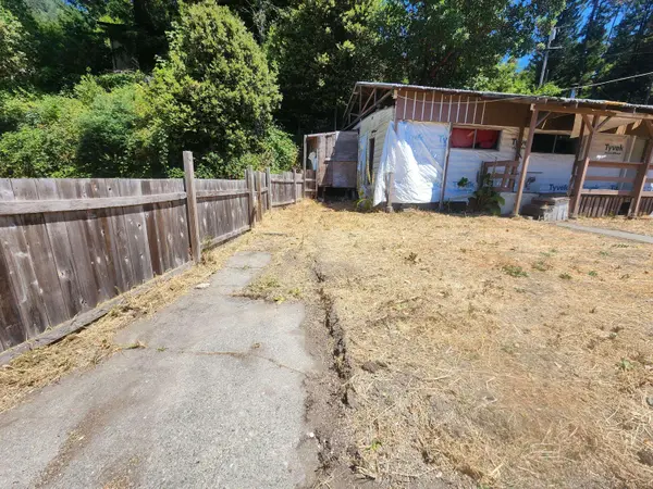69 Spring ST, Weott, CA 95571