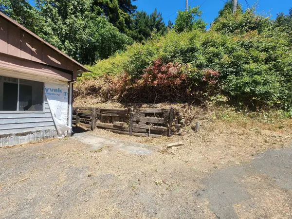 69 Spring ST, Weott, CA 95571