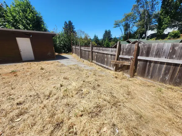 69 Spring ST, Weott, CA 95571