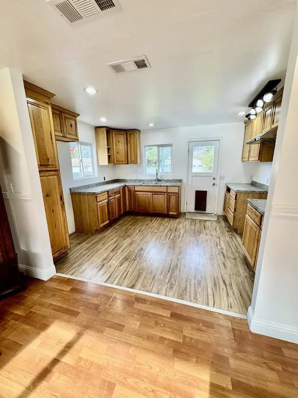 106 Ogle AVE, Rio Dell, CA 95562