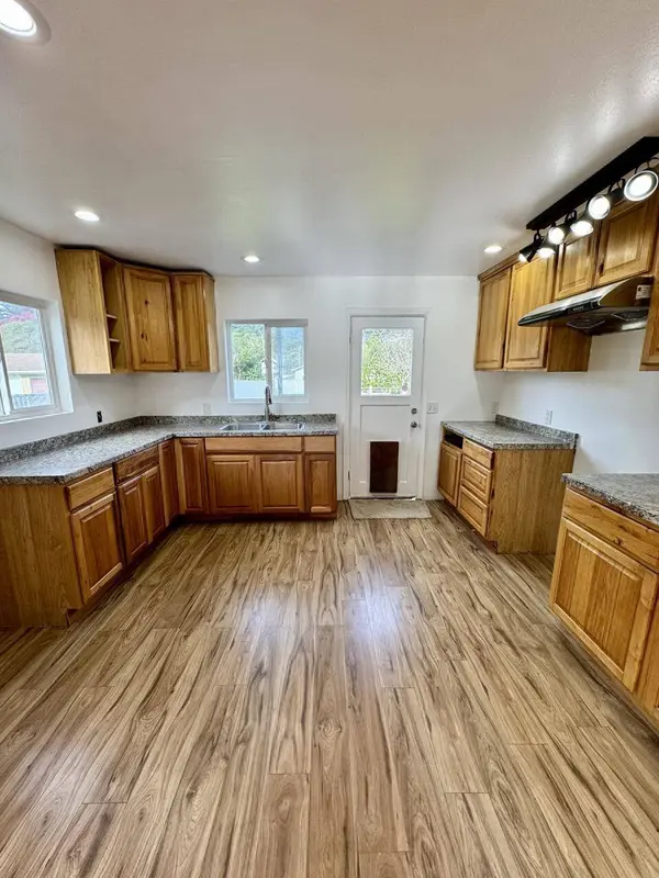 106 Ogle AVE, Rio Dell, CA 95562