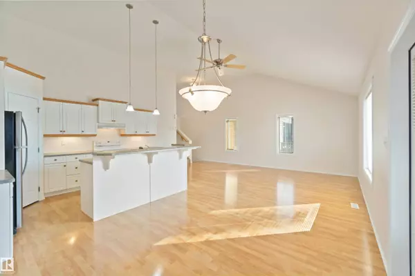 8315 172 Ave NW NW, Edmonton, AB T5Z 3M1