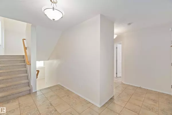 8315 172 Ave NW NW, Edmonton, AB T5Z 3M1