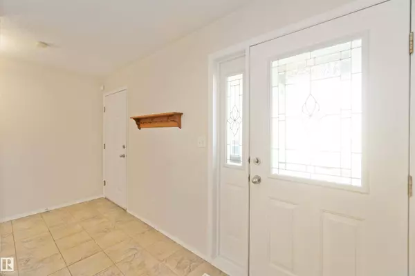 8315 172 Ave NW NW, Edmonton, AB T5Z 3M1