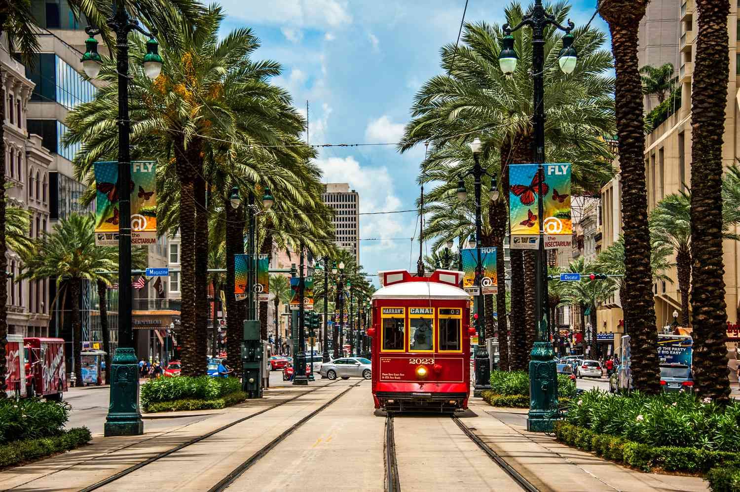 streetcar-in-new-orleans-699112771-5a98de0d1f4e130036d2e855