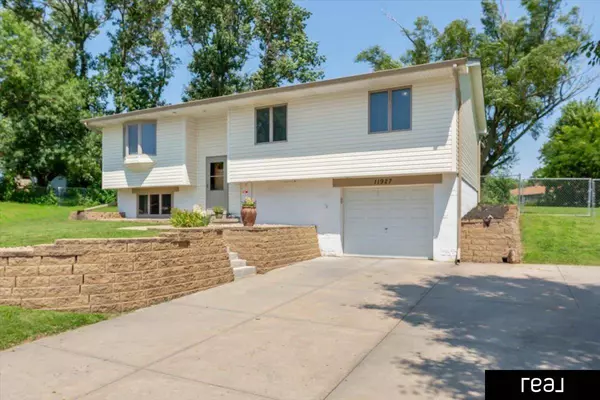 11927 N 157 Circle, Bennington, NE 68007