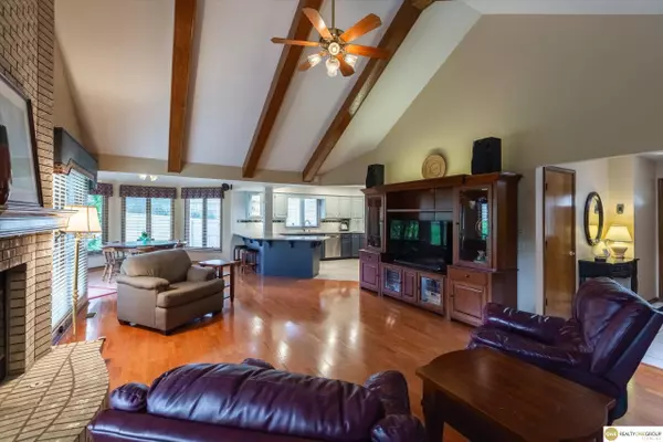 9103 Polk Circle, Omaha, NE 68127