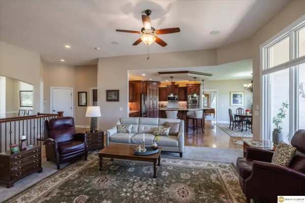 7922 Shadow Lake DR, Papillion, NE 68046