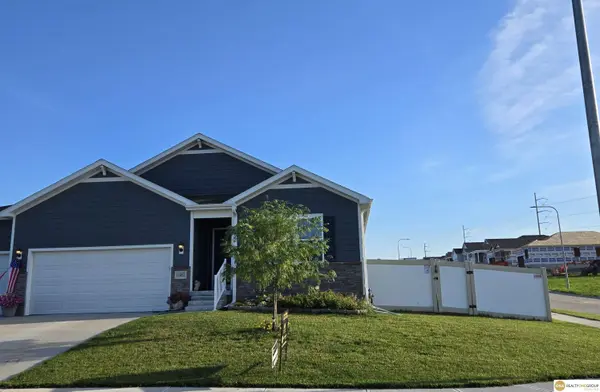 11452 Sunburst DR, Papillion, NE 68046