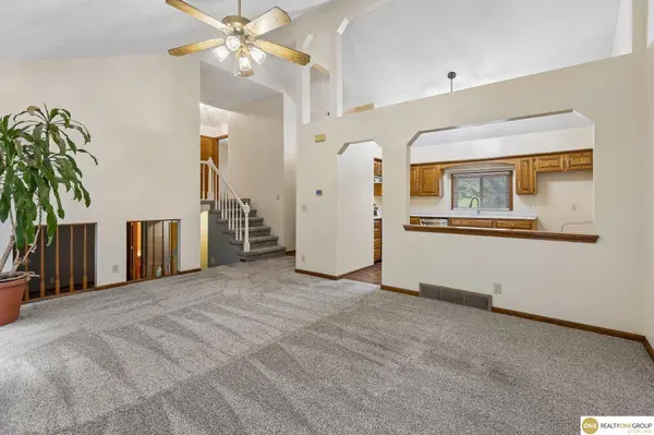 7617 N 80 ST, Omaha, NE 68122