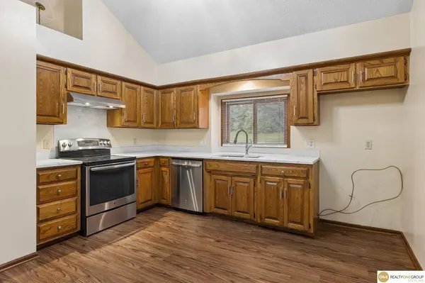 7617 N 80 ST, Omaha, NE 68122