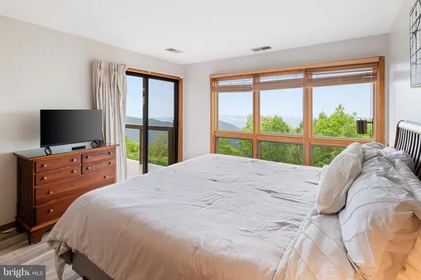 1545 Cliffs, Roseland, VA 22967