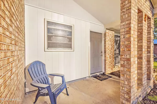 1324 Glacier Avenue, Ocean Springs, MS 39564