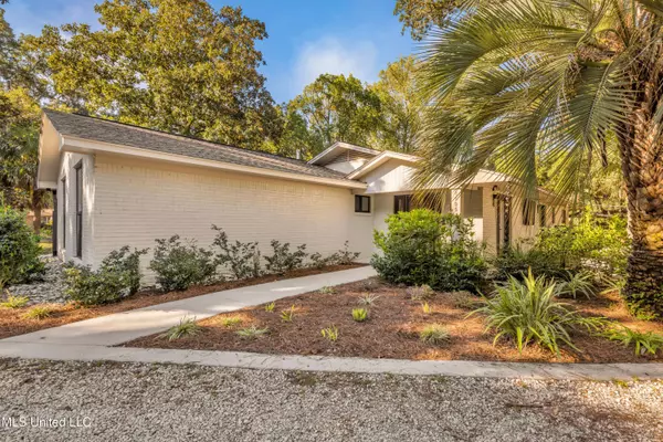 1105 E Cherokee Glen, Ocean Springs, MS 39564