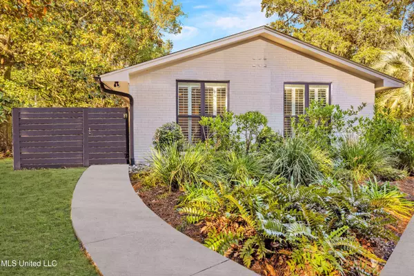 1105 E Cherokee Glen, Ocean Springs, MS 39564