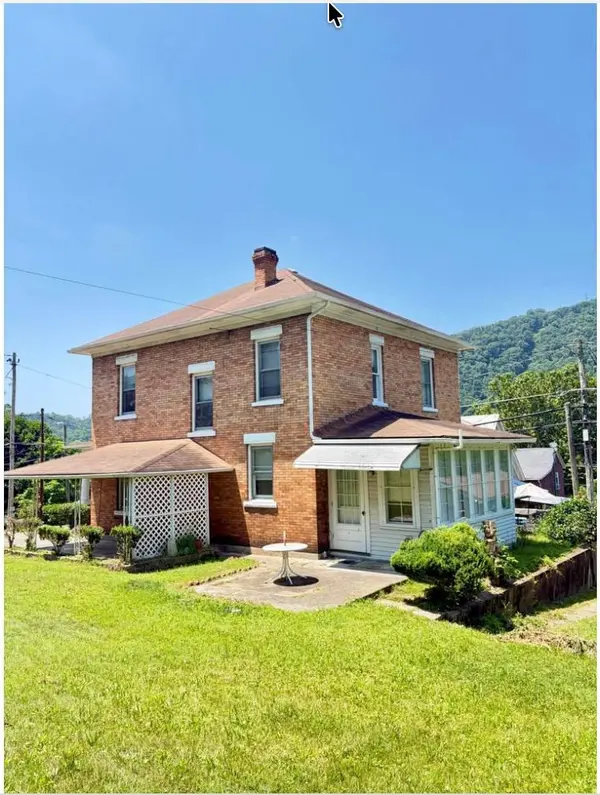 211 9th Ave, Hinton, WV 25901