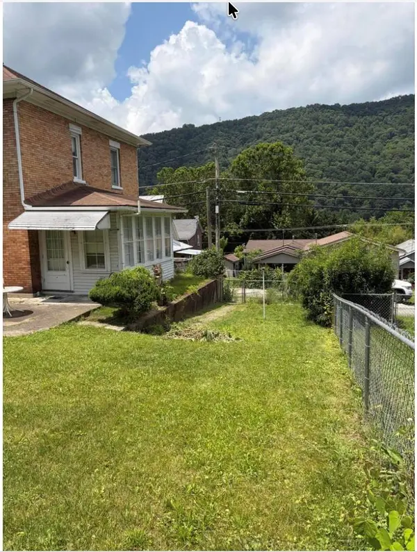 211 9th Ave, Hinton, WV 25901