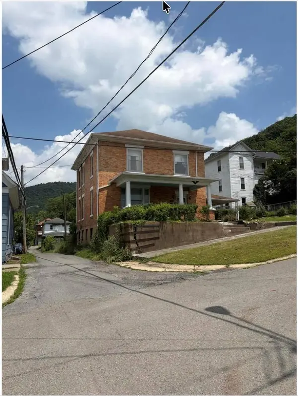 211 9th Ave, Hinton, WV 25901