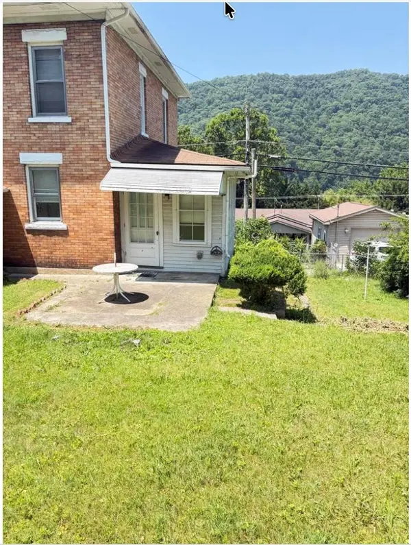 211 9th Ave, Hinton, WV 25901