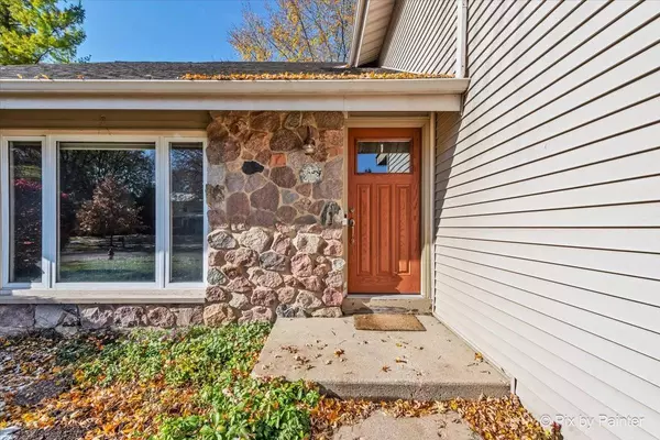 900 Sarasota LN, Crystal Lake, IL 60014