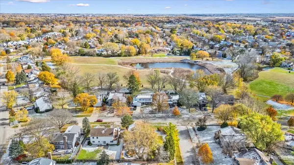 900 Sarasota LN, Crystal Lake, IL 60014