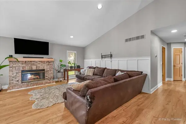 915 S 8th ST, Dekalb, IL 60115
