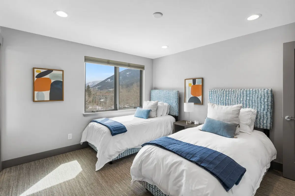 61-web-or-mls-164 Caravelle Dr #22-61