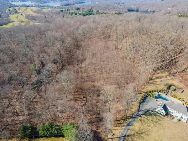 77 Pennebrook LN, Carmel, NY 10512