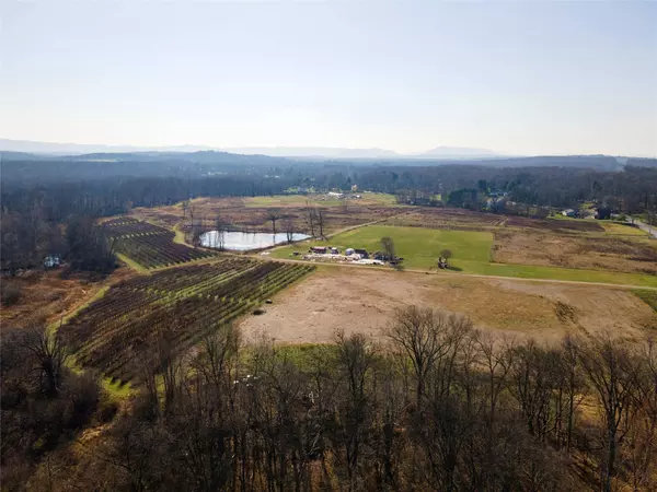 27 Robinson LN, Wappingers Falls, NY 12590