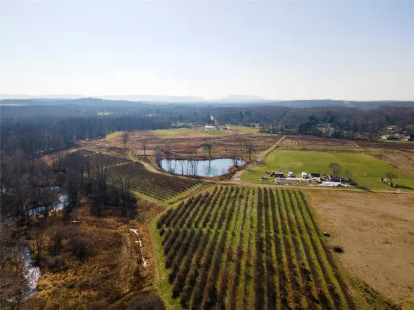 27 Robinson LN, Wappingers Falls, NY 12590