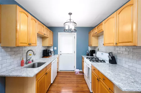 52 Van Wyck DR, Poughkeepsie, NY 12601