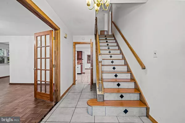 63 LAKESIDE DR, Marlton, NJ 08053