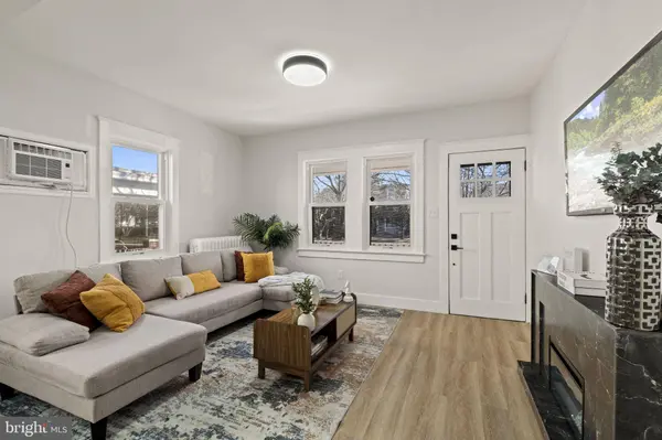 825 LYNDALE AVE, Trenton, NJ 08629