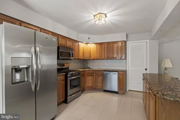 621 S FORKLANDING RD, Maple Shade, NJ 08052