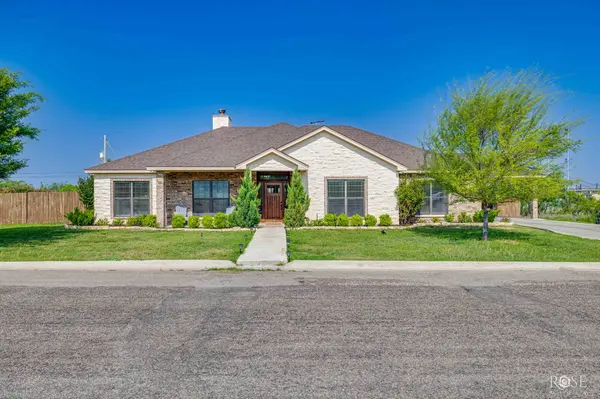 113 Country Club Dr, Ozona, TX 76943-2028