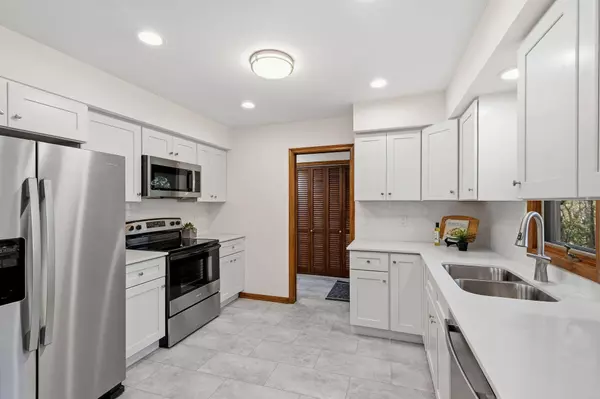 15701 Oak Ridge RD, Eden Prairie, MN 55346