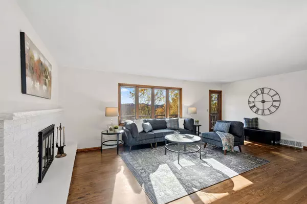 15701 Oak Ridge RD, Eden Prairie, MN 55346