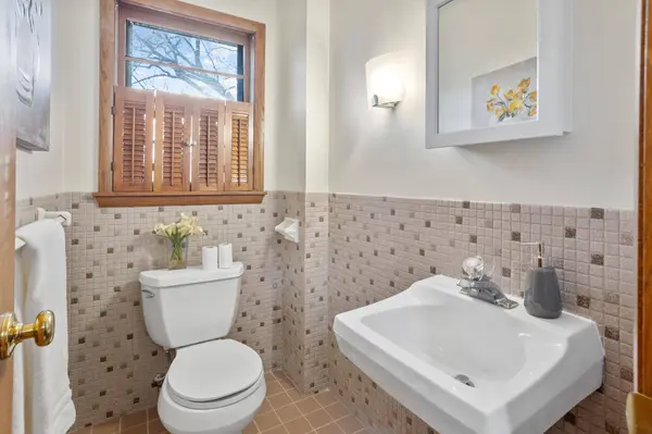 101 Heritage CIR N, Burnsville, MN 55337