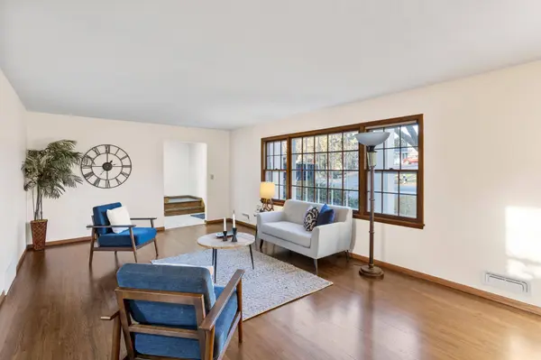 101 Heritage CIR N, Burnsville, MN 55337