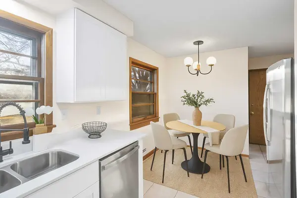 101 Heritage CIR N, Burnsville, MN 55337