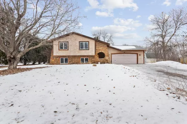 8090 Urbandale LN N, Maple Grove, MN 55311