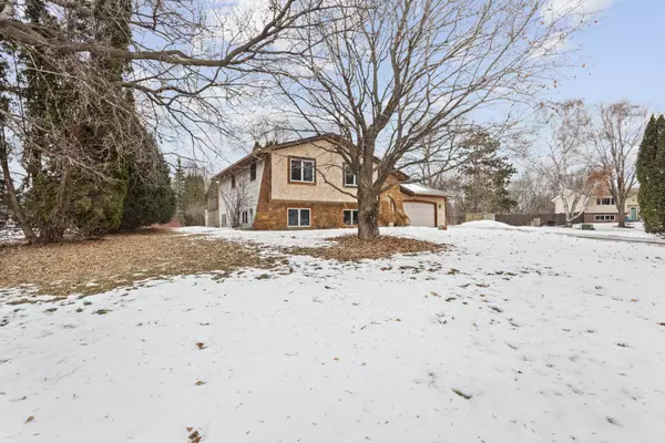 8090 Urbandale LN N, Maple Grove, MN 55311