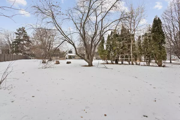 8090 Urbandale LN N, Maple Grove, MN 55311