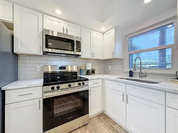 4550 COVE CIR #106, St Petersburg, FL 33708