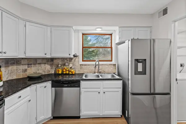 14271 Bedford DR, Eden Prairie, MN 55346